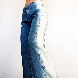 Early 2000s Embroidered Floral Jeans (S/M)
