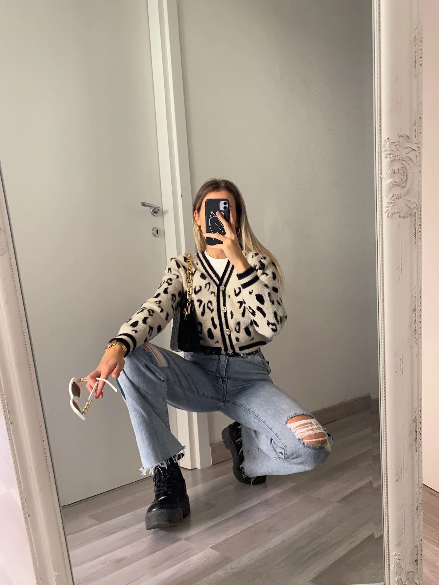 Jeans wide leg con strappi e dettaglio