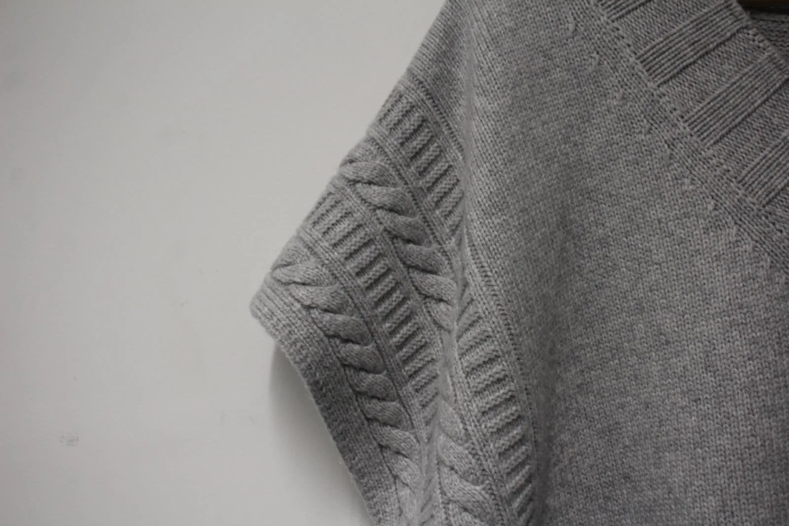 JIGSAW Ladies Pale Grey Wool/Cashmere Blend Cable Knit Sleeveless Pullover XXL